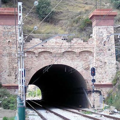 Portada del túnel Montgat, en Cataluña, de 134 metros, construido en 1848.