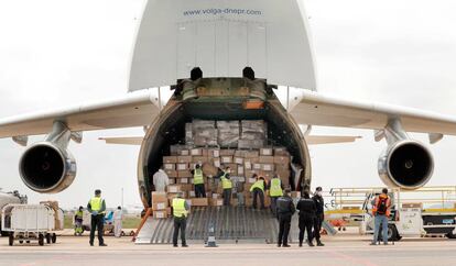 Llegada de un avión con material para la Comunitat Valenciana, en abril.