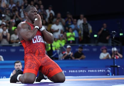 Mijaín López de Cuba celebra su oro en lucha grecorromana.