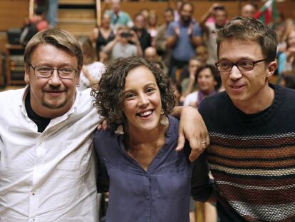 El secretario de Pol&iacute;tico de Podemos, I&ntilde;igo Errej&oacute;n (derecha), el portavoz parlamentario de En Com&uacute; Podem, Xavi Dom&eacute;nech (izquierda). junto a la secretaria general del partido en Euskadi, Nagua Alba.