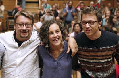 El secretario de Pol&iacute;tico de Podemos, I&ntilde;igo Errej&oacute;n (derecha), el portavoz parlamentario de En Com&uacute; Podem, Xavi Dom&eacute;nech (izquierda). junto a la secretaria general del partido en Euskadi, Nagua Alba.