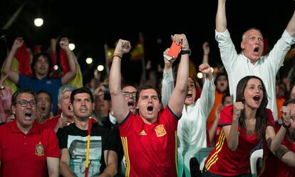 Albert Rivera e In&eacute;s Arrimadas celebran el segundo gol de Espa&ntilde;a. 