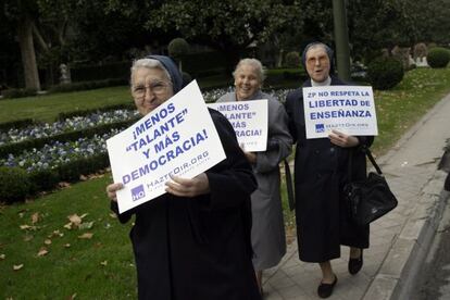 Dos religiosas protestan junto a otra se&ntilde;ora contra la Ley Org&aacute;nica de Educaci&oacute;n en 2005. 