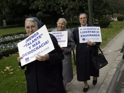 Dos religiosas protestan junto a otra se&ntilde;ora contra la Ley Org&aacute;nica de Educaci&oacute;n en 2005. 