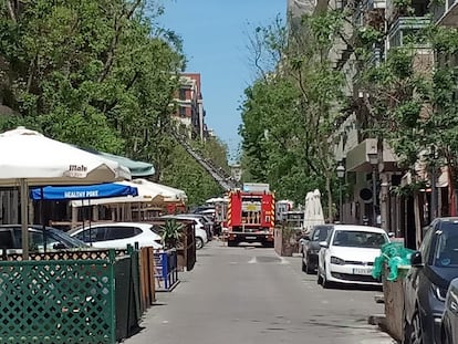 Los bomberos accedían con una escala a la vivienda donde se ha registrado una explosión este miércoles, en el distrito de Salamanca de Madrid.