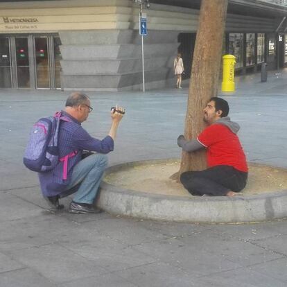 Puede que sea de las que más me ha sorprendido. Iba camino del trabajo muy temprano por la mañana y me encontré esa imagen. No tenía mucho tiempo así que hice la foto pero nunca he sabido interpretar lo que estaba pasando. Quizá no se ve bien, pero el chico de la camiseta roja estaba descalzo y abrazaba al árbol como si se conocieran.