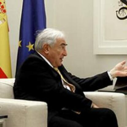 El presidente del Gobierno, José Luis Rodríguez Zapatero, charla con el director gerente del Fondo Monetario Internacional, Dominique Strauss-Kahn, con quien se reunió hoy en Palacio de la Moncloa.