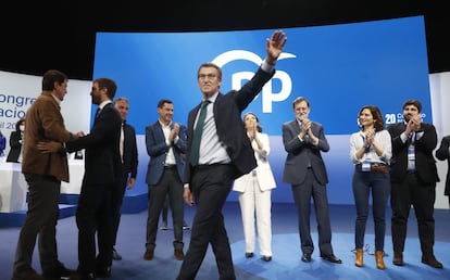 El presidente del PP, Alberto Núñez Feijóo, saluda a los asistentes al congreso nacional del partido, tras confirmarse su proclamación como nuevo líder de los populares.