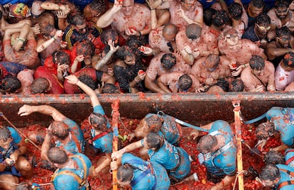 Ambiente de este miércoles en Buñol (Valencia), durante la celebración de la Tomatina. 