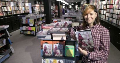 Emma Ríos con su 'Bella Muerte' en la tienda Joker cómics en Bilbao.