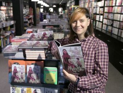 Emma Ríos con su 'Bella Muerte' en la tienda Joker cómics en Bilbao.