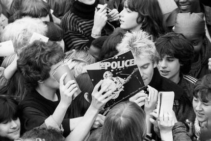 Sting, cantante y bajista de The Police, firmando autógrafos para los fans de la banda en Dingwalls, Camden Lock, Londres.