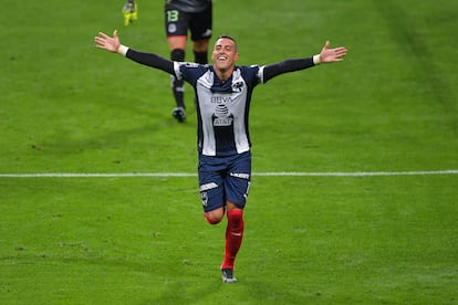 Rogelio Funes Mori celebra un gol con Monterrey, en la Liga MX, en abril pasado.