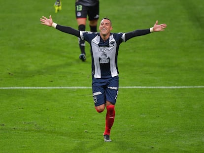 Rogelio Funes Mori celebra un gol con Monterrey, en la Liga MX, en abril pasado.