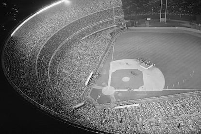 The Beatles fue la primera banda en atreverse a celebrar un concierto en un estadio deportivo, demostrando su viabilidad económica. Lo hicieron en el Shea Stadium de Queens en 1966 y acudieron 55.000 personas. Hasta otro concierto celebrado siete años después por Led Zeppelin, ninguna banda había congregado a más público en la historia de la música.