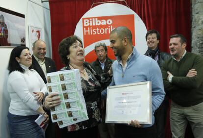 Abdellah El Mekaoui junto a Maite Madariaga, delegada de Loterías y Apuestas del Estado