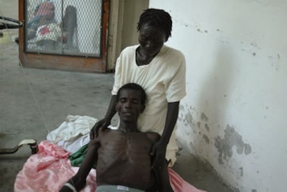 Un haitiano enfermo de cólera espera a ser atendido en un hospital en la zona de Marchand Dessaline, a 36 kilómetros de la localidad de Saint-Marc, donde se originó el brote.