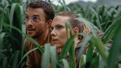 Jonathan Bailey y Scarlett Johansson, en 'Jurassic World: el renacer'.