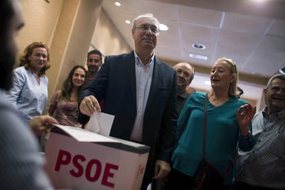 El presidente del Parlametno Andaluz, Juan Pablo Durán, deposita su voto en las primarias para elegir al secretario general del PSOE, hoy en Córdoba.