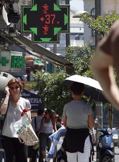 El termómetro marcaba ayer 37 grados y la gente sacaba el paraguas para protegerse del sol.