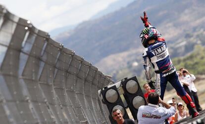 Jorge Lorenzo celebra con los aficionados su segunda posicin.