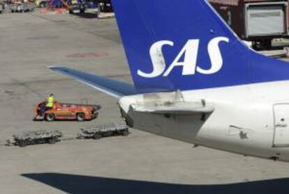 Un Boeing 737 de la aerolínea SAS, en el aeropuerto de Arlanda, Suecia. EFE/Archivo