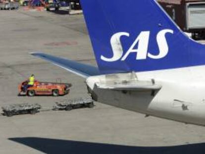 Un Boeing 737 de la aerolínea SAS, en el aeropuerto de Arlanda, Suecia. EFE/Archivo