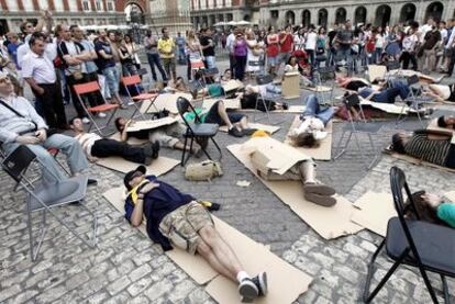 Los voluntarios de Solidarios y algunos indigentes muestran cómo dormir en la calle.