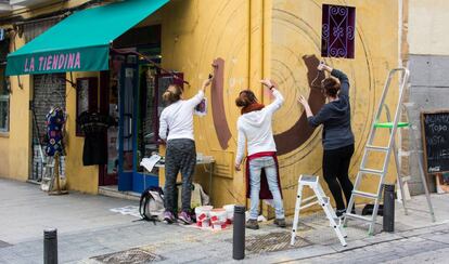Arte urbano en un establecimiento de Lavapiés.
