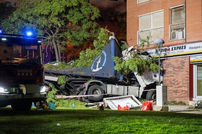 Una imagen del camión empotrado contra un edificio en Lleida. / Alex López (EFE)