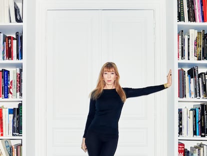 Victoire de Castellane, directora artística de Dior Joaillerie, posa en su estudio.
