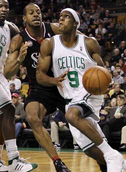 Rondo penetra a canasta ante Iguodala.