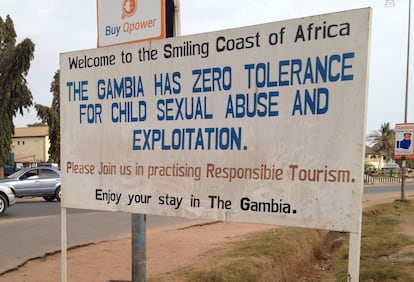 Un cartel en la localidad gambiana de Kololi reza: "Bienvenidos a La Costa Sonriente de África. Gambia tiene cero tolerancia hacia el abuso sexual de menores y su explotación. Por favor, practique el turismo responsable".