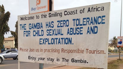 Un cartel en la localidad gambiana de Kololi reza: "Bienvenidos a La Costa Sonriente de África. Gambia tiene cero tolerancia hacia el abuso sexual de menores y su explotación. Por favor, practique el turismo responsable".