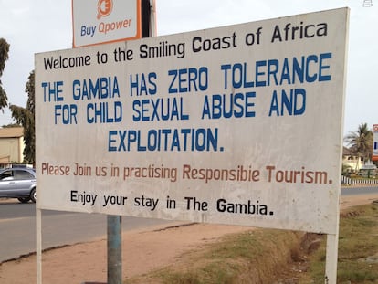 Un cartel en la localidad gambiana de Kololi reza: "Bienvenidos a La Costa Sonriente de África. Gambia tiene cero tolerancia hacia el abuso sexual de menores y su explotación. Por favor, practique el turismo responsable".