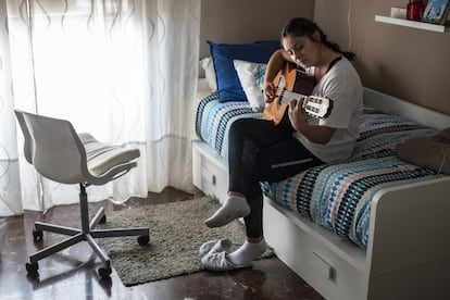 Laura tocando la guitarra en su cuarto. Su madre, María del Mar, cuenta que desde pequeña ha hecho toda clase de actividades. Tocar y cantar son dos de sus aficiones preferidas. 