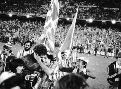 Zubizarreta se abraza a Urtubi tras ganar al Barça en la final de 1984.