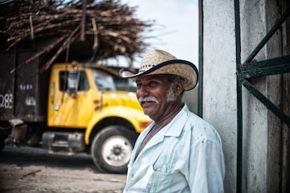 La mayor parte de los habitantes del municipio de Carlos A. Carrillo, viven en torno al ingenio y a la zafra. Una vez concluida esta, el pueblo cae en la calma y la tranquilidad. En la imagen un vecino de Carlos A. Carrillo observando la entrada de caña de azúcar. Veracruz