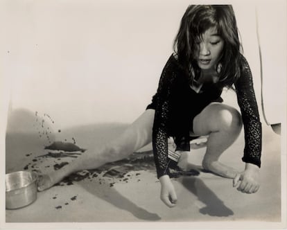 Shigeko Kubota, realizando la 'perfomance' 'Vagina paintings' en 1964, en un retrato de P. Moore.