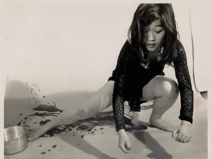 Shigeko Kubota, realizando la 'perfomance' 'Vagina paintings' en 1964, en un retrato de P. Moore.