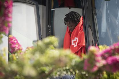 Un migrante baja del autobús que le ha trasladado del polideportivo de Los Cortijillos hasta el CATE de Crinavis.