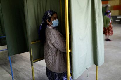 Mujeres votan en un colegio electoral de la zona de Temuco, Chile.