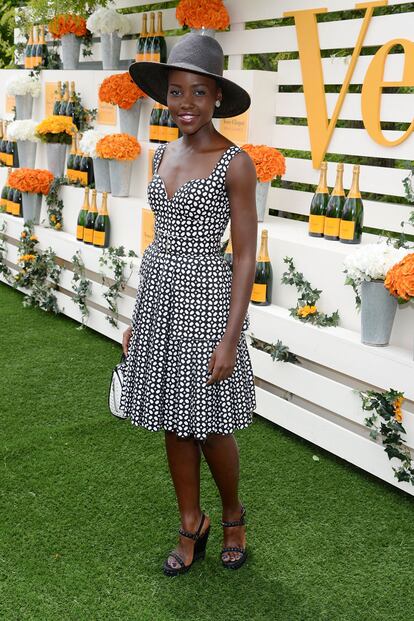 Este estilismo de Lupita Nyong'o es simplemente ideal. Nos encanta cómo le sienta el sombrero y lo bien que funciona con el estilo lady del look.