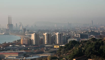 Barcelona cubierta por una densa capa de contaminaci&oacute;n atmosf&eacute;rica