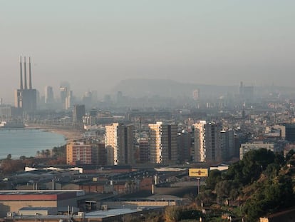 Barcelona coberta per una densa capa de contaminació atmosfèrica.