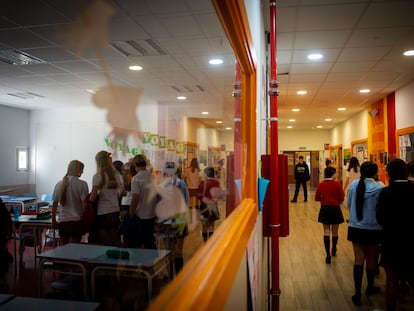 Estudiantes en los pasillos y dentro de clase en un colegio concertado de la Comunidad de Madrid.