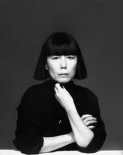 Aunque si nos fijamos en su trabajo podamos pensar que Rei Kawakubo estudió Arquitectura, en realidad se licenció en Literatura y Bellas Artes.