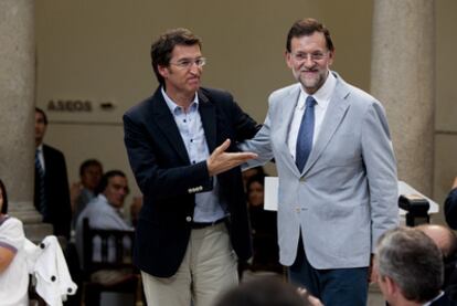 Mariano Rajoy (a la derecha) y Alberto Núñez Feijóo, ayer en un acto del partido en Santiago.