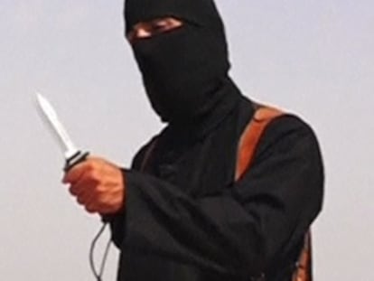 Captura del vídeo difundido por los yihadistas en la que se ve al verdugo de Goley poco antes del asesinato