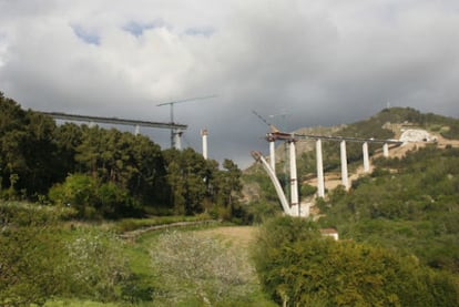 Obras del viaducto del AVE entre Ourense y Santiago de Compostela sobre el río Ulla.